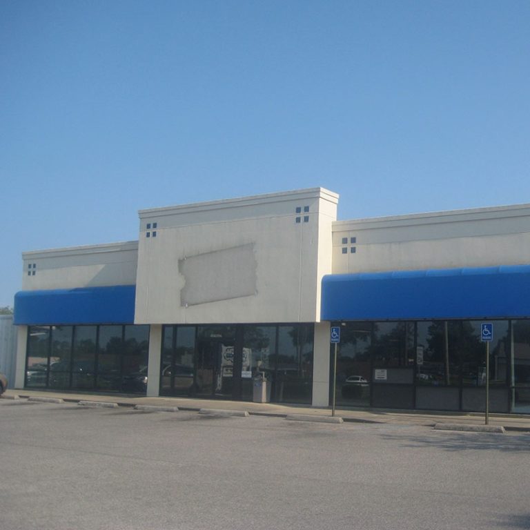 Torn_down_blockbuster_2013
